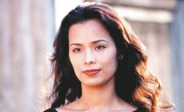 2004年，韦唯开车外出，经过一段下坡路时，突然刹车失灵，幸亏韦唯眼疾手快撞上一