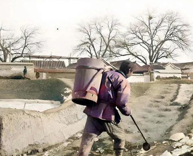 民国，北京什刹海附近的掏粪工背着粪桶，手持粪勺。过去农村老人常说：庄稼一枝花，全