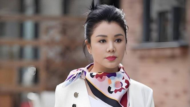 19岁嫁豪门，20岁生儿子，月子没坐完就逃离豪门，如今过得如何了