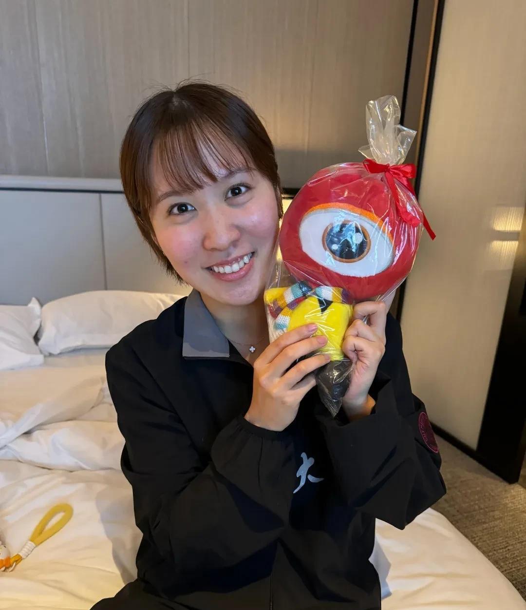 怎么平野美宇和大眼娃娃的合影看着她的脸这么长呢？
可爱的美宇，越来越长球了，可来