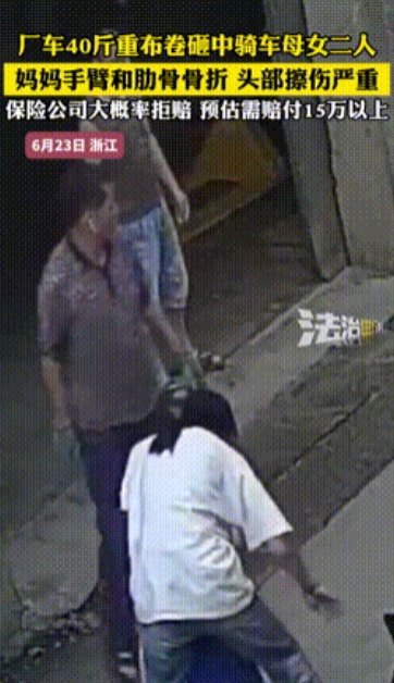 太倒霉了！浙江，妈妈骑车送女儿上班，路过一辆装满货物的大货车，好巧不巧，母女二人