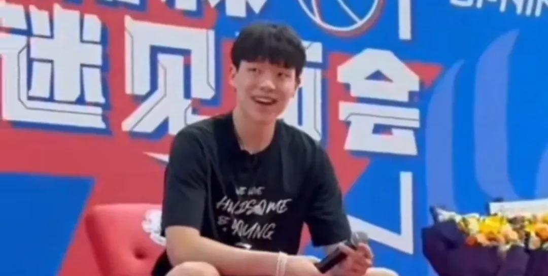 杨瀚森把吃饱放在了下赛季的第一位，可见美国的伙食让他有多难受。
杨瀚森最近参加活