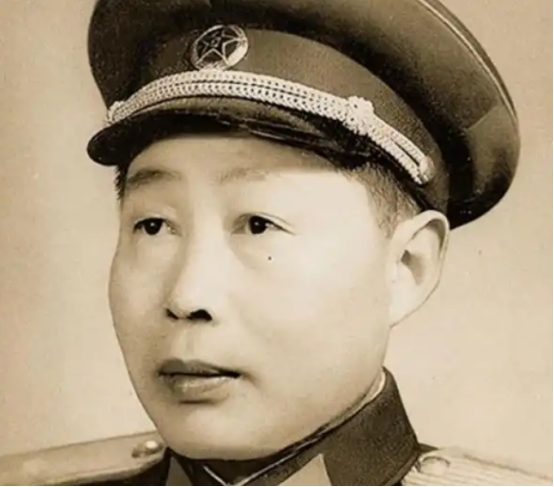 1951年，志愿军开会，彭德怀大喊了一声：“黄朝天，你给我站起来！”违反命令的黄