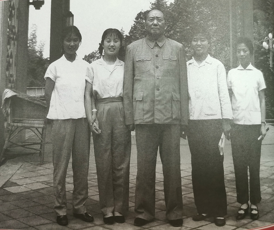 1964年，毛主席在杭州和身边工作人员合影。那时候的人都好朴实，好纯洁。
