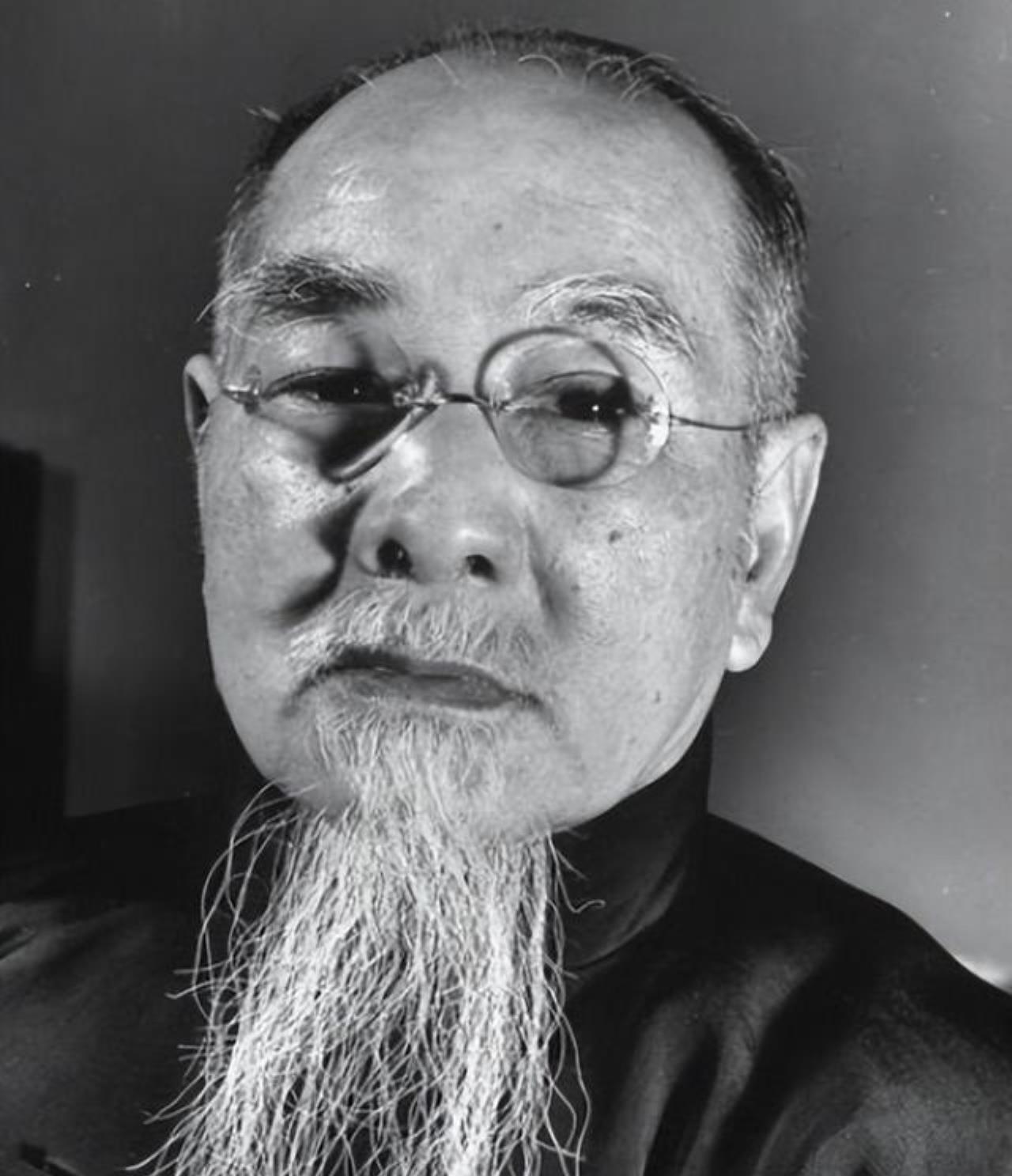 1936年，蒋介石在西安脱险后，在南京下飞机，何应钦第一个上去迎接，蒋介石却冷淡