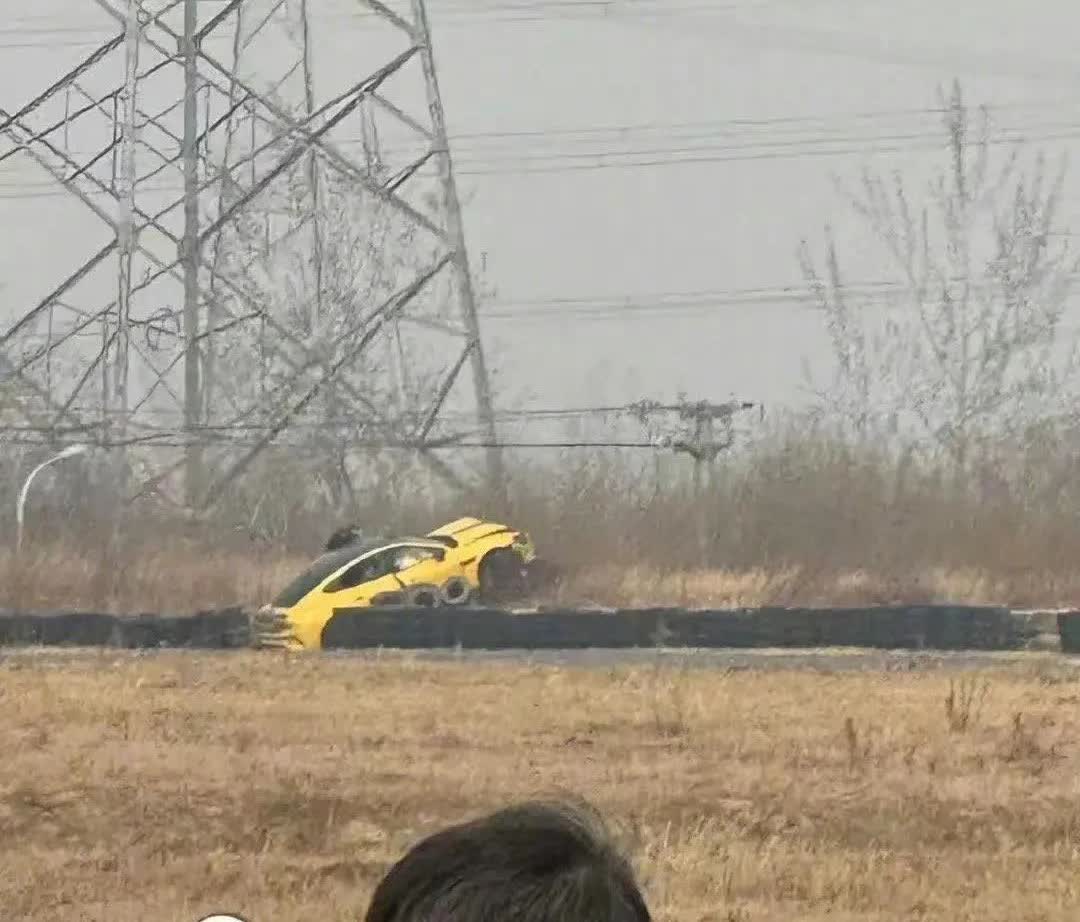第一视角看小米SU7Ultra 赛道事故！

这个事情就发生在今天，从后面这