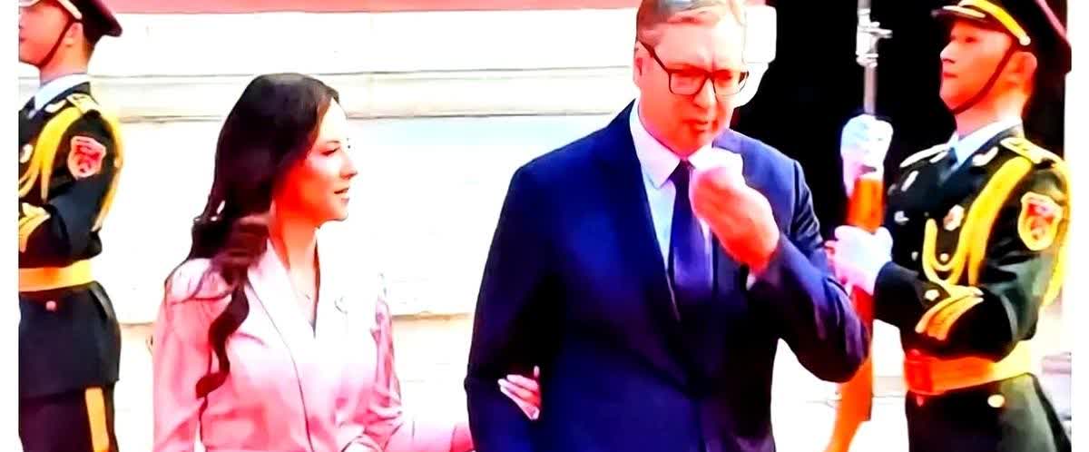 “武契奇哭了。”
“总统也会哭？”

“对，就在端门，下一秒就要踏上天安门
