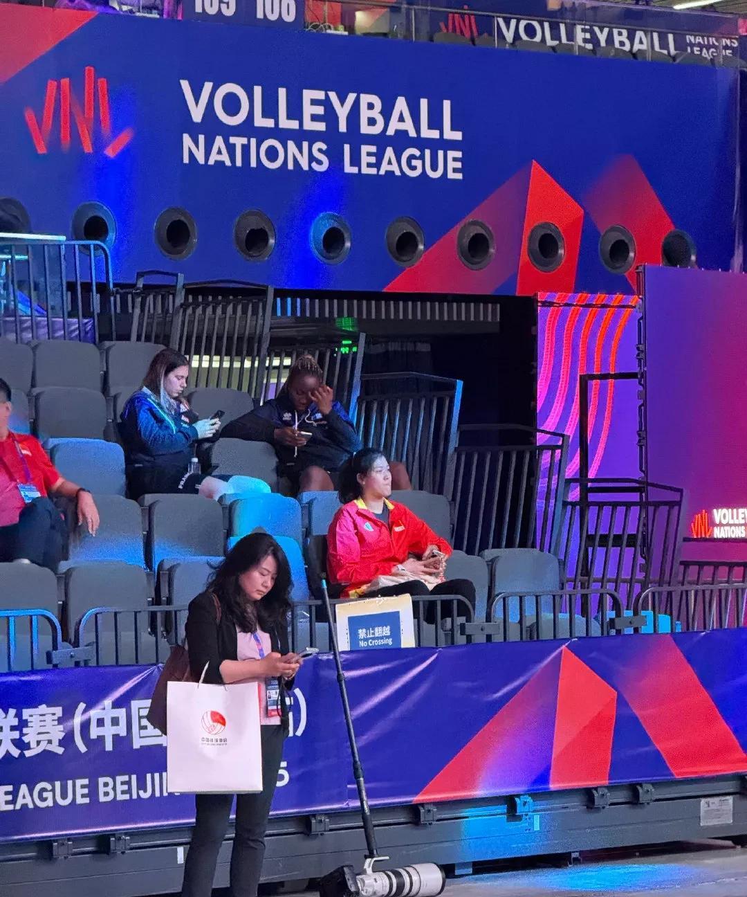 李盈莹出现在世界女排联赛现场，专注观看队友比赛，体现了这支队伍的团结紧密，息息相