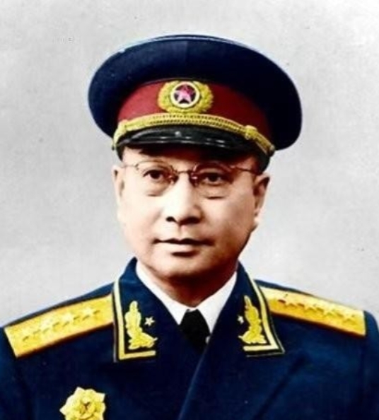 1953年，陈赓的车在哈尔滨被一个交警拦下，他直接拉开车门坐到车里，随后对司机说
