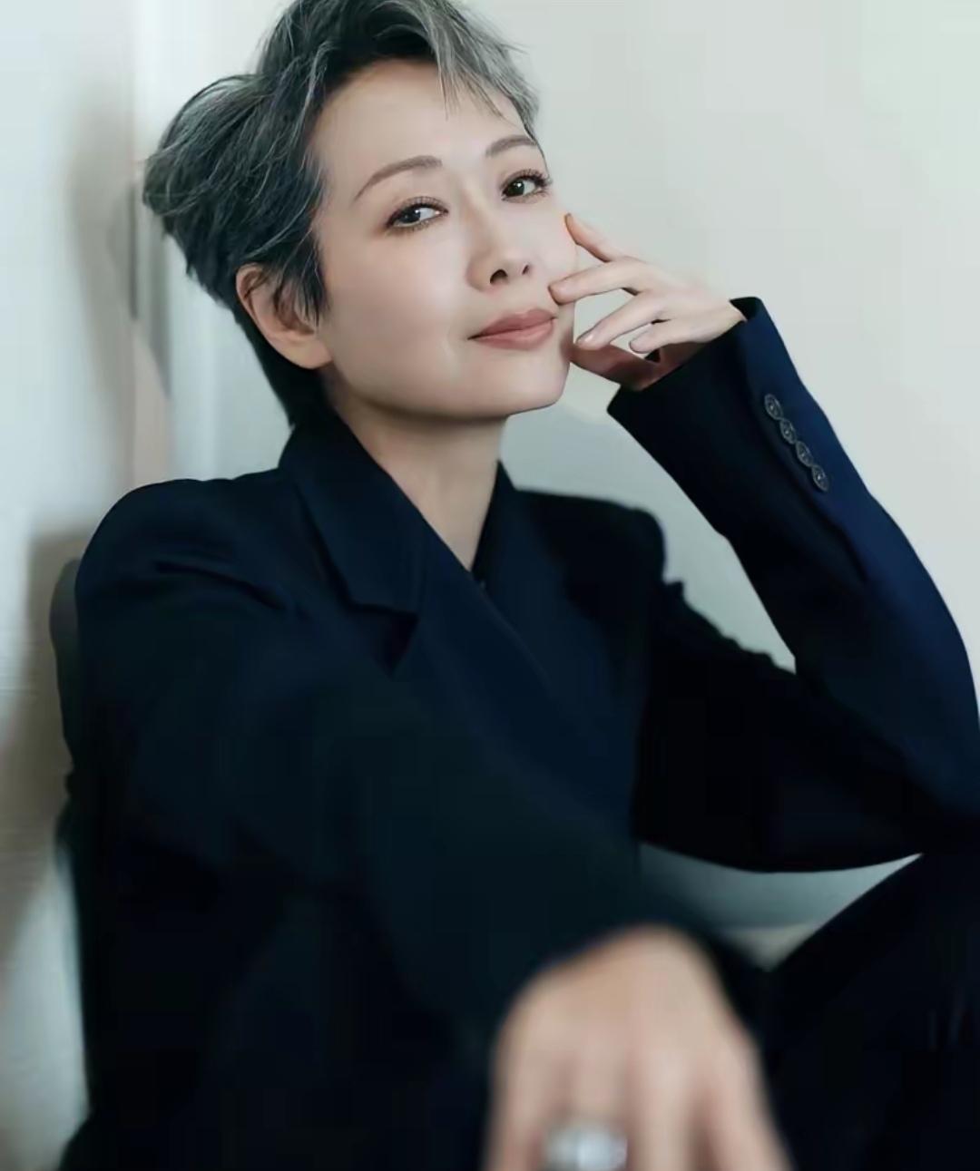 她是金像奖影后，亲哥哥却在做保安？叶童回应：我不会帮他，也不给一分钱！
都知道叶