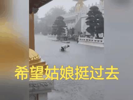 这姑娘到底经历了什么啊？愿她所求皆如愿！
有一年我和家人去普陀山，天降大雨，我们