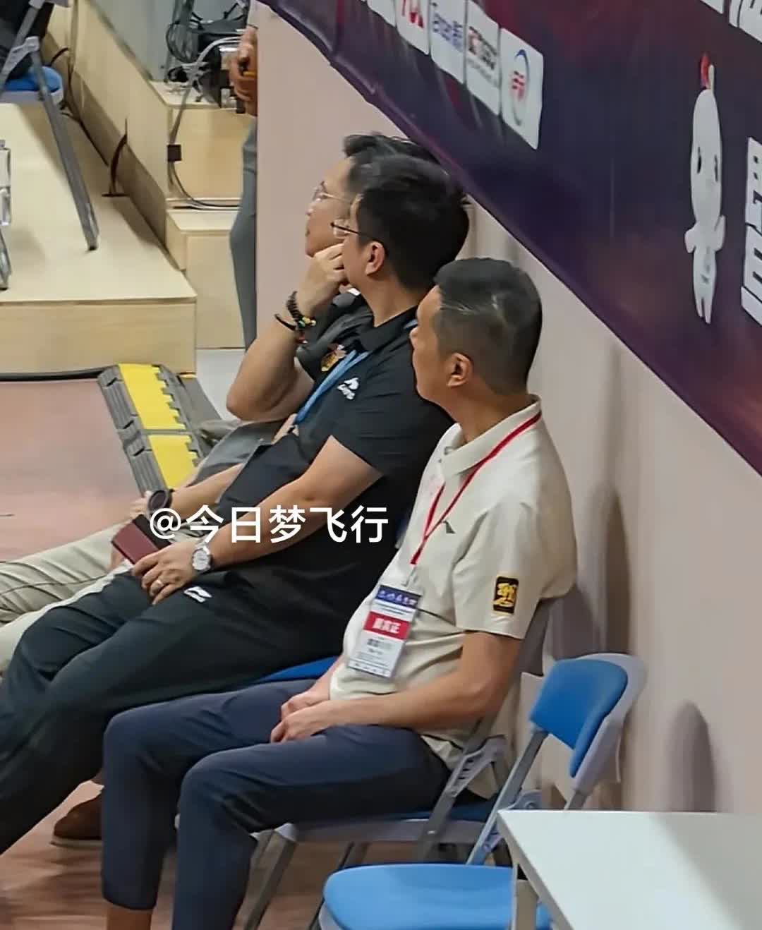 广东宏远老板陈海涛现场观赛，与俱乐部总经理朱芳雨谈话！

昨晚，FIBA国际