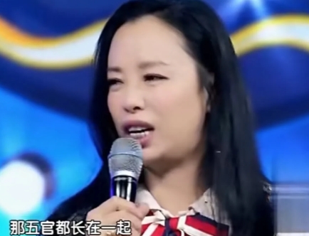 当年，黄绮珊开火锅店时，去参加唱歌比赛，她获得了冠军，第二天报纸刊登了赛况，第二