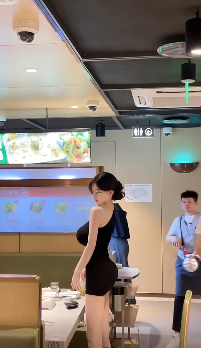 拍个照没完没了把道都挡着了！