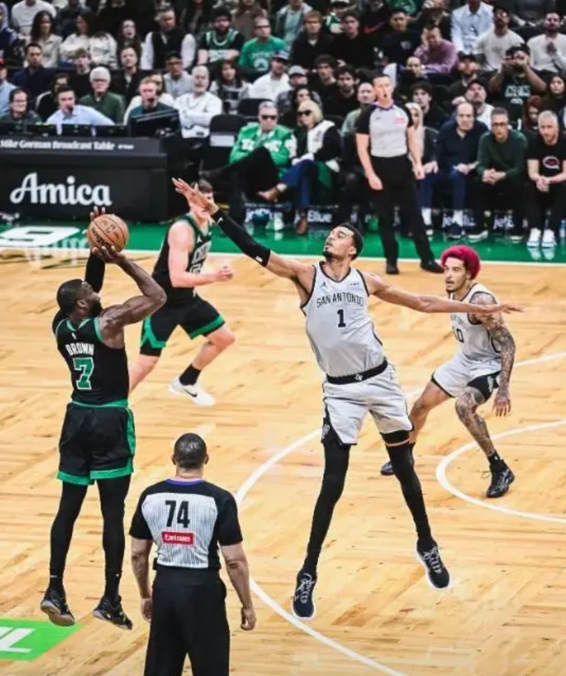 替补轰下21分6板3帽，文班亚马史上最强第六人
为了控制文班的出场时间，本赛季文