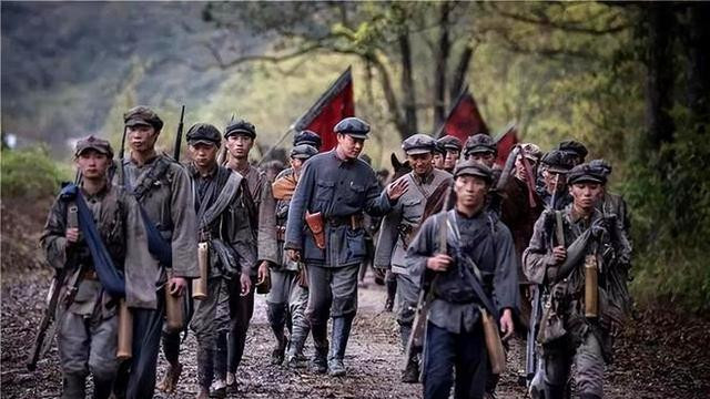 南昌起义失败后，周逸群和贺龙的决策，对革命产生了怎样的影响？