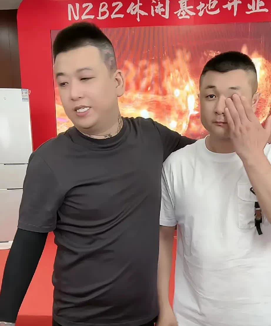 网红圈爱谁恨谁，都是有目的，不是洗粉就是蹭热度，所谓仗义几乎都是假仗义。就像方丈