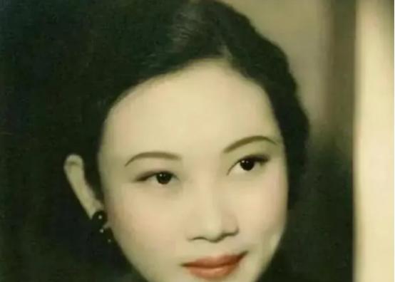 1938年，武汉的夏夜闷热得让人喘不过气。41岁的戴笠，国民党军统局的掌权者，坐