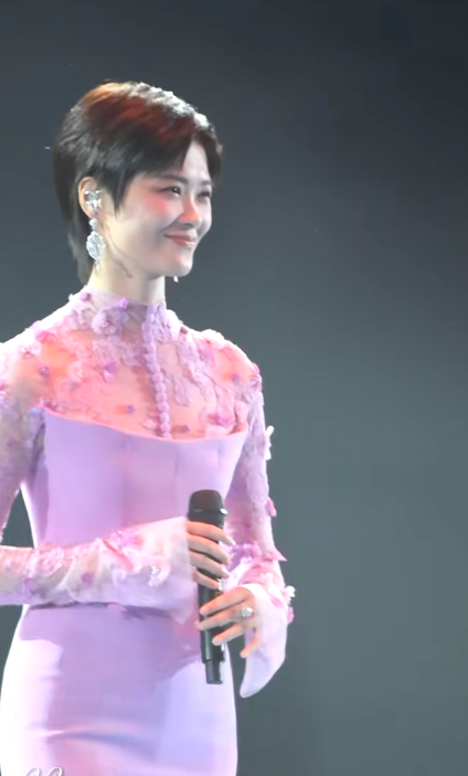 李宇春怎么回事！
她怎么能几十年都一个样子，
还是这么年轻、这么美