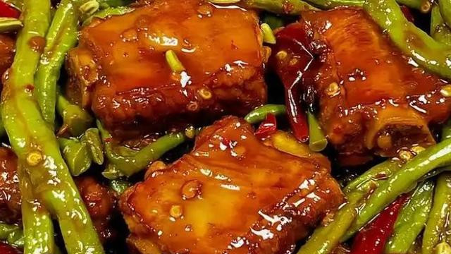 秘制排骨炖豆角：家常美味背后的烹饪艺术