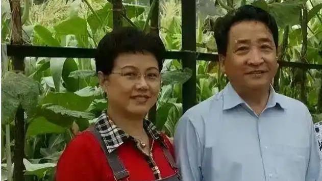 75岁姜昆现身洛杉矶，妻子罕见露面，两人吃日料，画面温馨