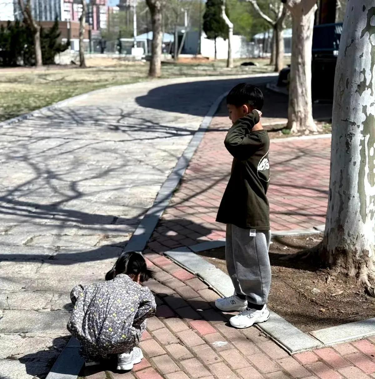 余文乐大连拍戏享亲子时光，儿女探班一家三口其乐融融
正在大连拍戏的余文乐，迎来了