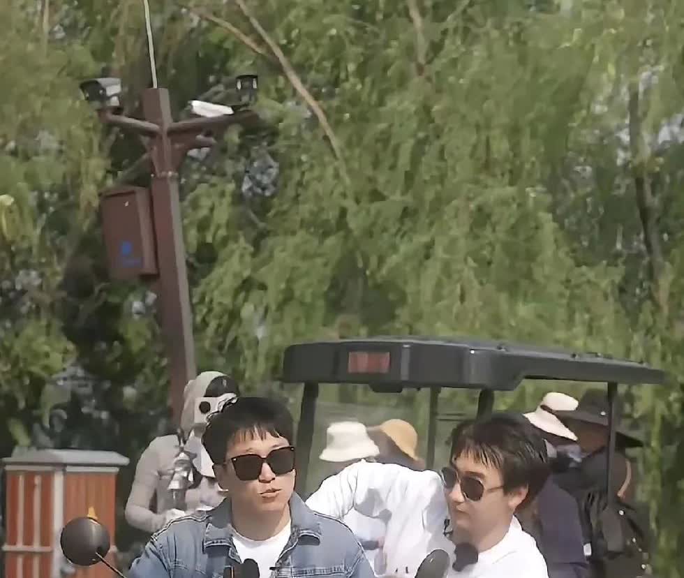 东方甄选的乡野生活第二季如期而至，通过两期活动，可以看出，明明很适合这类节目，他