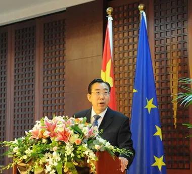 中国前驻欧盟大使吴海龙痛批美国:“美国的问题出在自己身上，但美国从不愿从自己身上