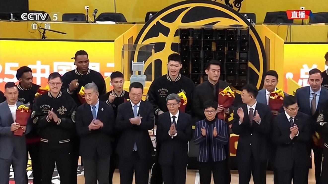 揭幕战温馨一幕！