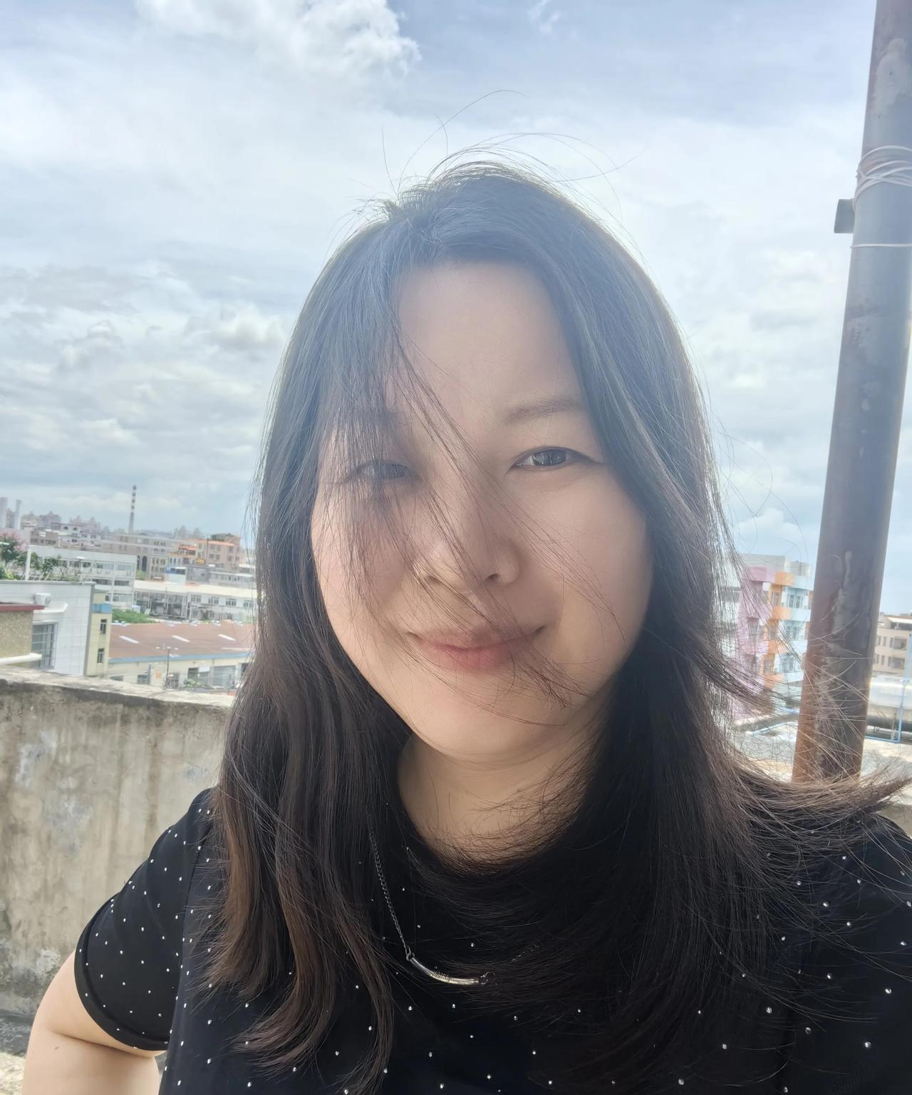 帮自己老婆养大别人的三个孩子，自己到头来没有利用价值了惨遭抛弃。
村子里有一户人