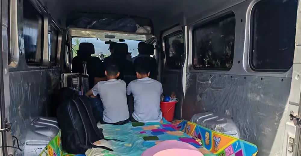 江西赣州，一司机为了方便，把面包车改成“房车”，被民警拦下，发现后面车座被拆除，