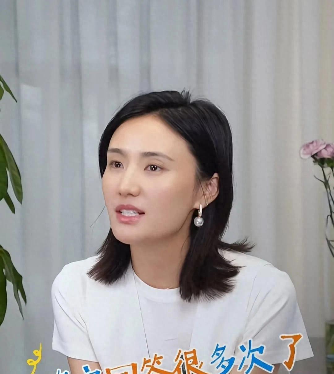 海哈金喜搬进老破小，谈及鹏哥满脸幸福引网友热议
女演员海哈金喜在线与网友互动，回