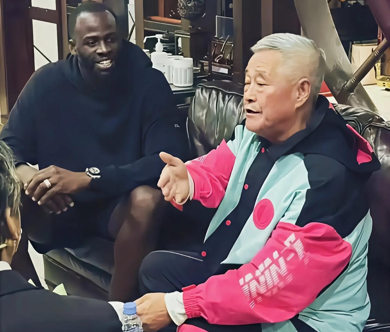 多日不见，小品王赵本山老师惹争议，运动装粉红色圆形图案被误解
自从小品王退休以后