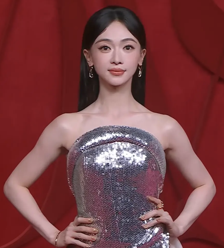 吴谨言产后芭莎红毯惊艳亮相：腱子肉抢镜，无惧怼脸拍