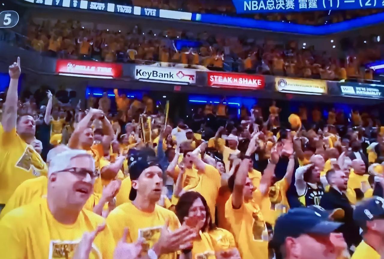 NBA总决赛第四场
步行者拖平两记三分
再次打停雷霆
步行者全民皆兵
双方像鬣狗