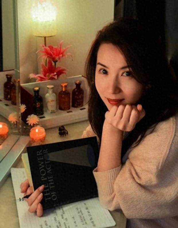 还记得《粉红女郎》里那个风情万种的“万人迷”陈好吗？她最近的动态可着实惊艳到了网