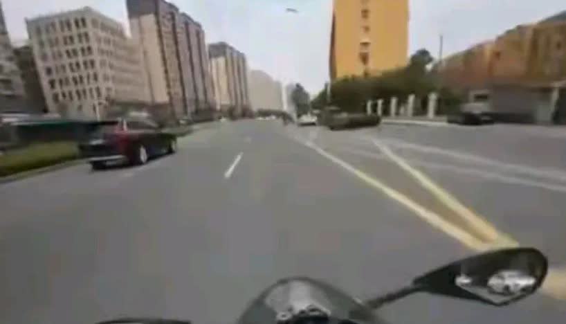挺佩服这名摩托车骑手，面对男子嚣张跋扈的辱骂，他选择隐忍认怂，避免了冲突升级！
