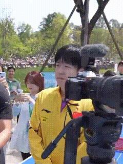 怎么觉得楚钦有一种淡淡的疯感[捂脸][捂脸][捂脸][捂脸]，被太阳晒得热死了，