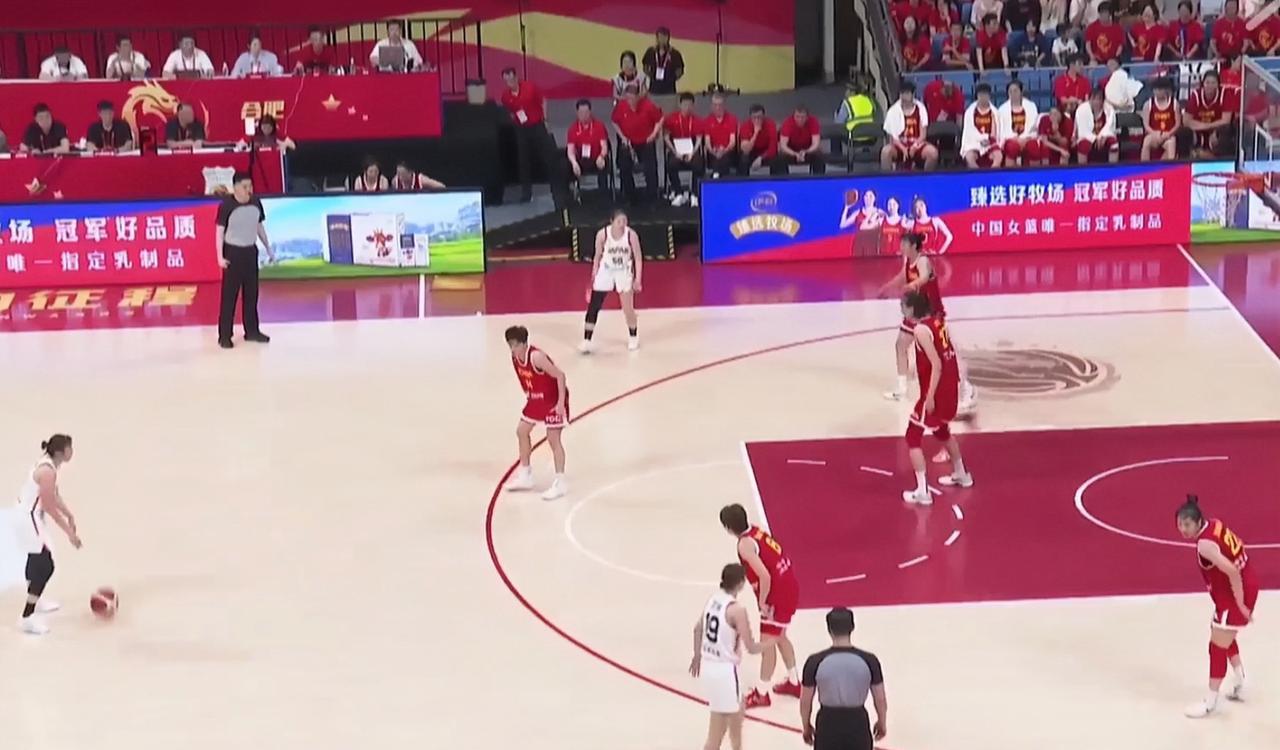 64比34，分差来到30分了！中国女篮在防守端上强度，日本女篮根本拿不到得分啊，