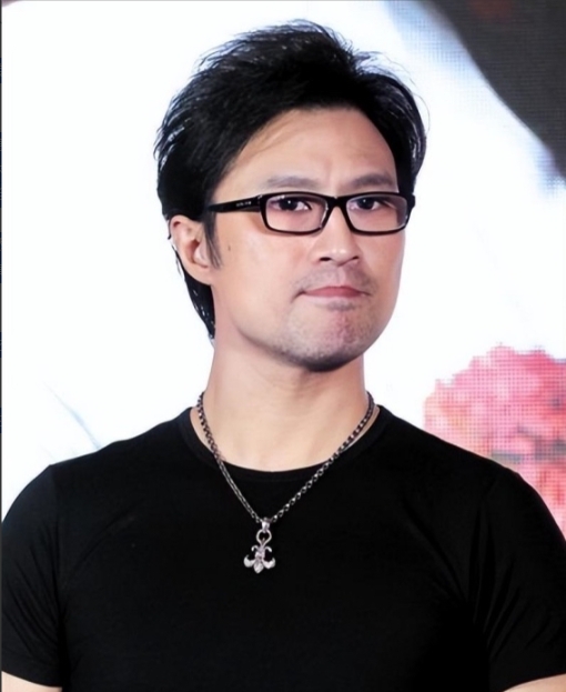 2005年，18岁的葛荟婕被汪峰赶出家门。那一刻，她紧紧抓住汪峰，苦苦哀求的说：