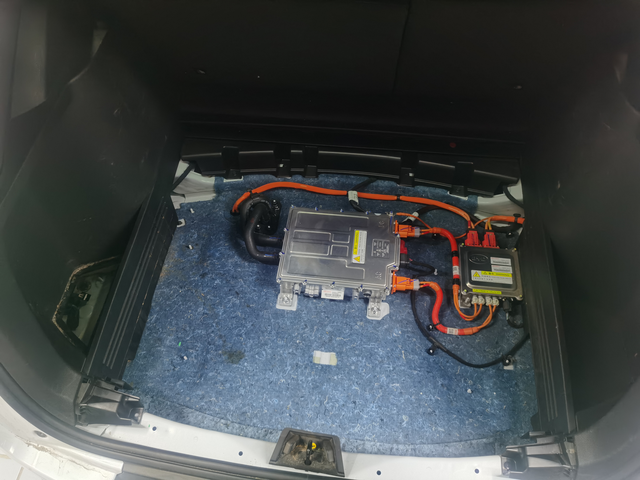 比亚迪宋普拉斯后备箱左边坑斗
比亚迪宋普拉斯后备箱左边的那个坑斗里边一定不要放带