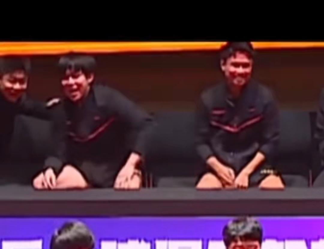 #王楚钦笑成一团##乒超联赛选手穿错衣服# 
乒超联赛第三阶段男团，山东魏桥对阵