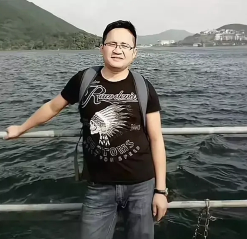 他走了他的女儿才8岁，他怎么忍心呢，可是面对落水的儿童，他又怎么忍心见死不救呢。