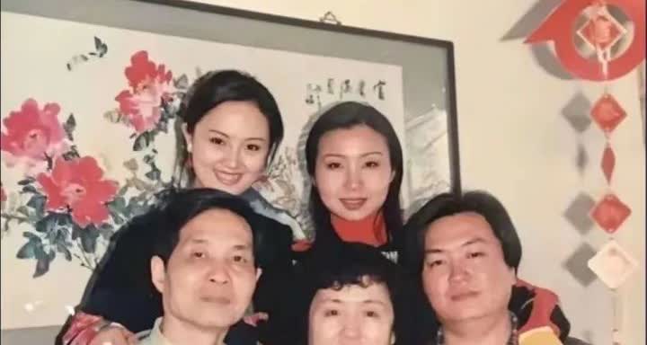 朱媛媛生前与父母哥哥姐姐的一张全家福，那时他们一家温馨而幸福她更是笑脸如花露出了