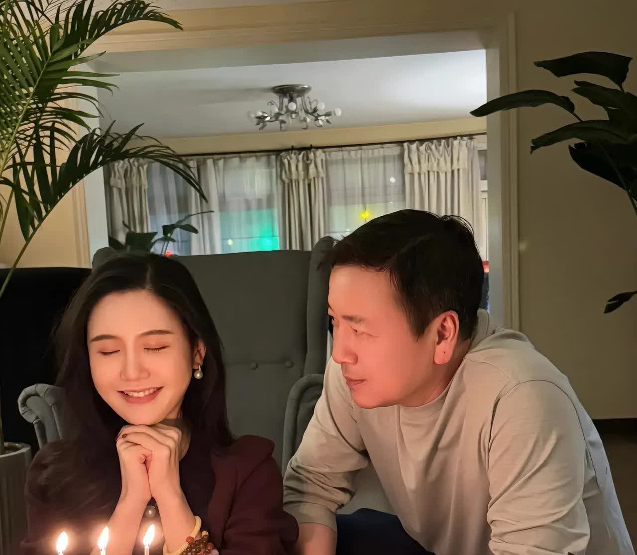 赖文峰的深情演给了谁？
杨钰莹生日满房鲜花身边无一人，楚玲生日那天，赖文峰深情