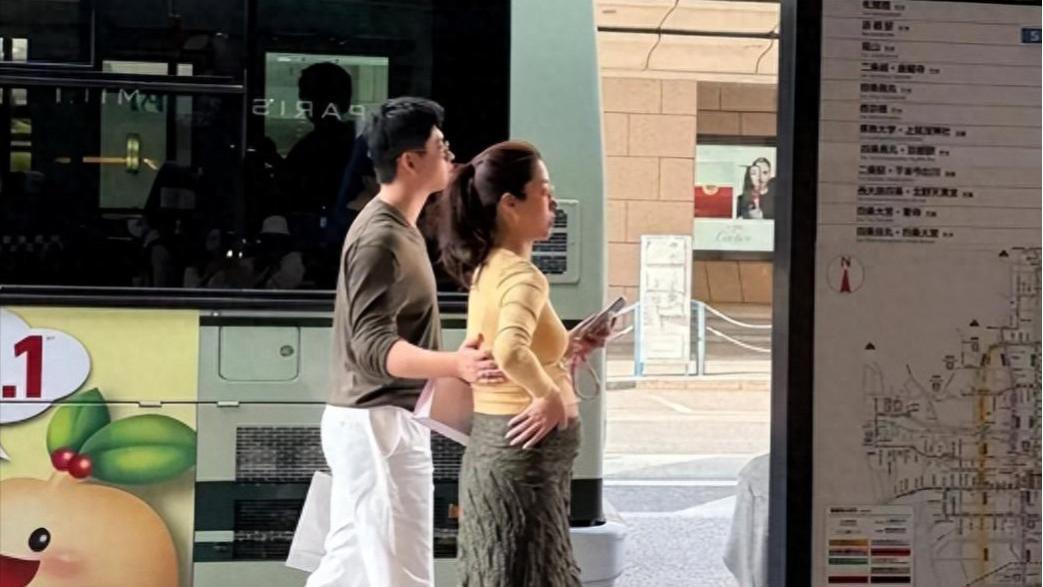 杨采钰怀孕了，不久前还被拍到在国外和一位年轻帅哥一起散步