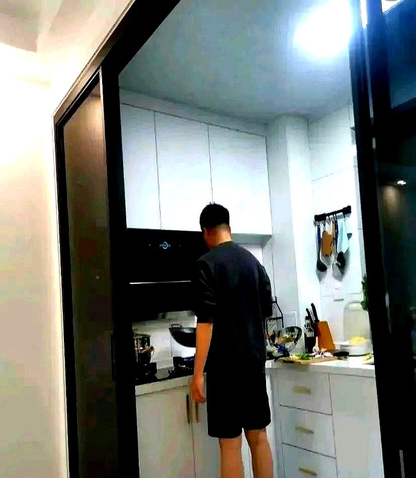 老公做饭时他的手机上，一个女同事发来