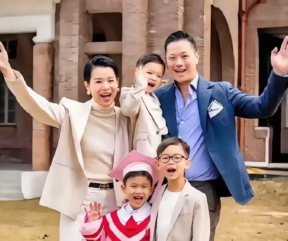 胡杏儿老公夜店塌房，
此刻影响胡杏儿抉择的可能不是自己的幸福，也不是家产怎么分