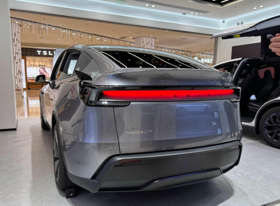 新特斯拉Model Y让外界重新评估特斯拉的实力。
最近发现特斯拉Model Y