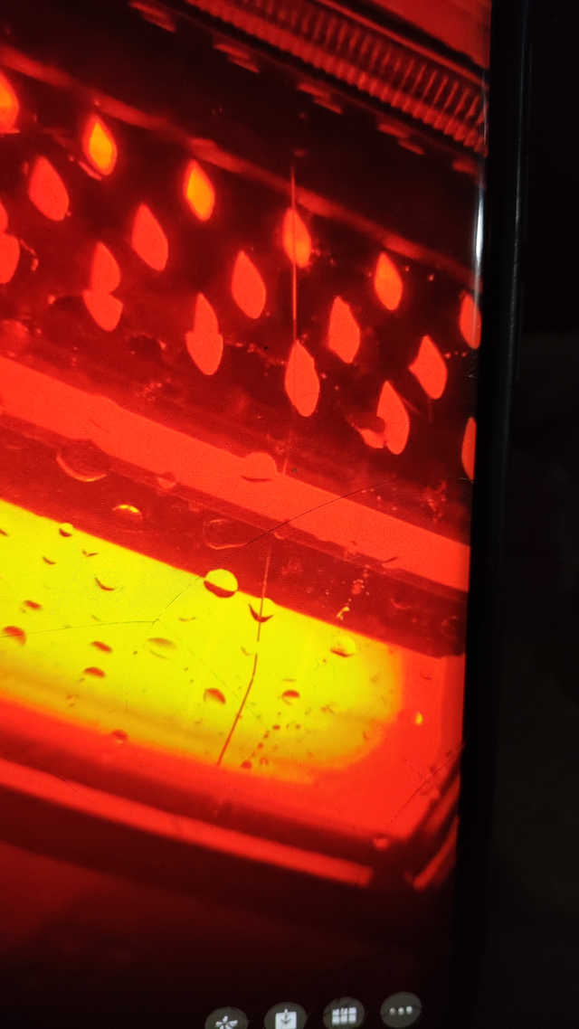 宋PLUS尾灯开裂
25款宋PLUSDM新车尾灯开裂，大家有这样的情况吗